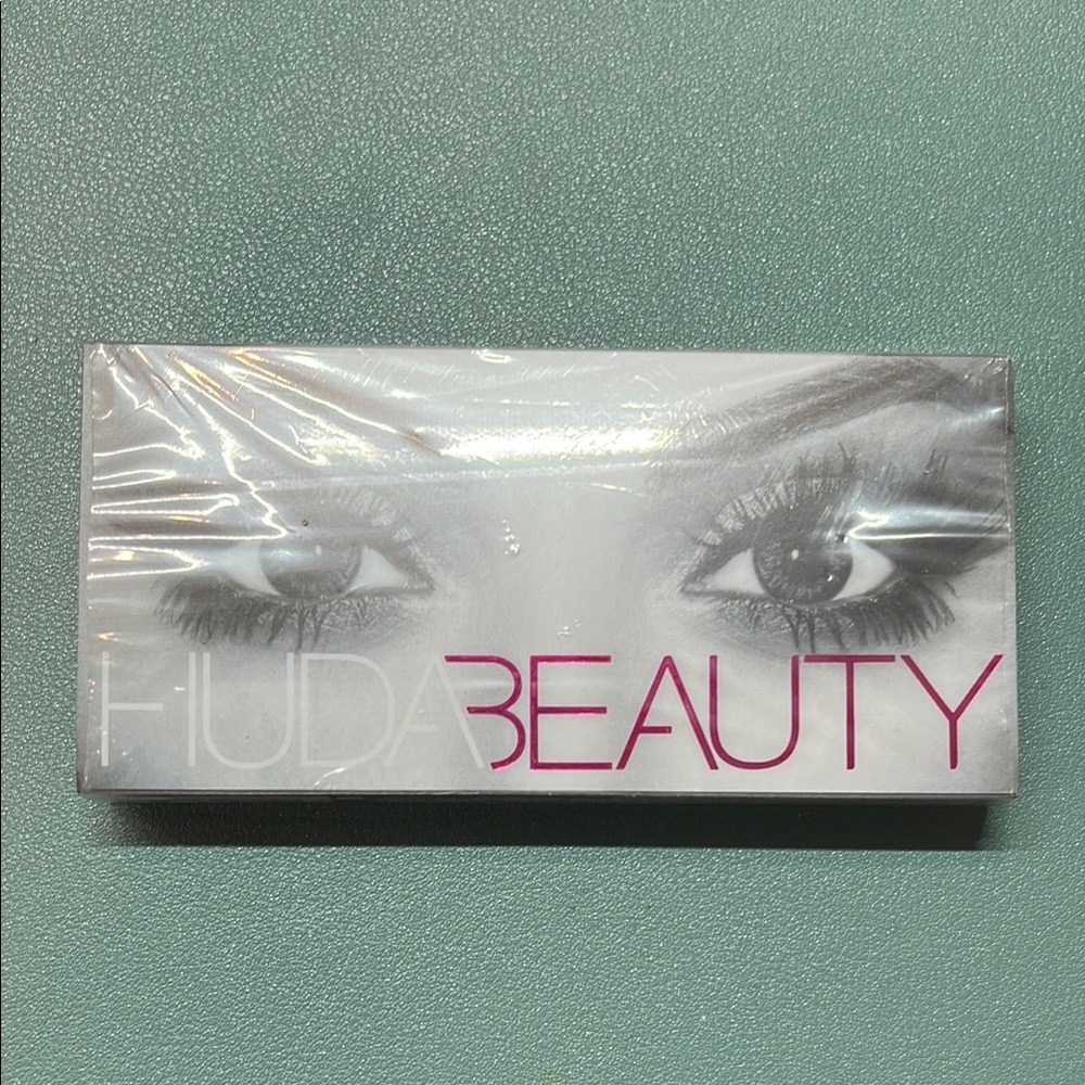 HUDA BEAUTY Black and White Lashes